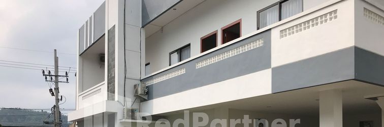 Lobby Hotel D88 Mitra RedDoorz near Santera Flower Garden