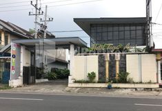 Exterior 6 Hotel D88 Mitra RedDoorz near Santera Flower Garden