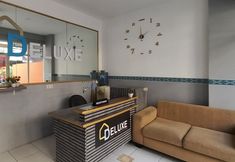 Others 2 Reddoorz @Deluxe Hotel near Terminal Purabaya Bungurasih