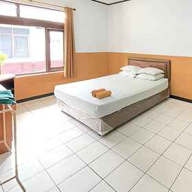 Bedroom 1 Hotel Shanty Mitra RedDoorz, Josaphat Sudarso Catholic Private Mid-School, Cigugur Hotels