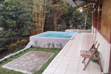 スイミングプール Villa Rose Syariah Kayu