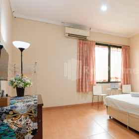 Bedroom 1 SR Residence near Mall Ciputra Cibubur Mitra RedDoorz, Mekarsari Recreation Park Hotels