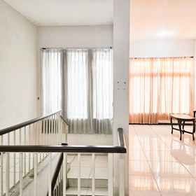 Common Space 8 Hasana Guest House Syariah near Royal Plaza RedPartner, Khách sạn Wonocolo