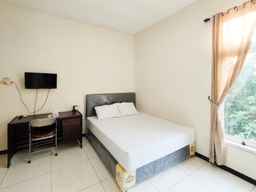 Hasana Guest House Syariah near Royal Plaza RedPartner, Rp 183.732
