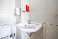 Phòng tắm bên trong Hotel O Gateway Cicadas Apartment By Chery Properti