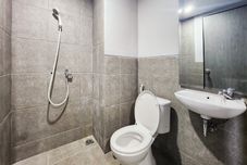 In-room Bathroom RedLiving Apartemen Riverdale Cikarang - Star Rooms
