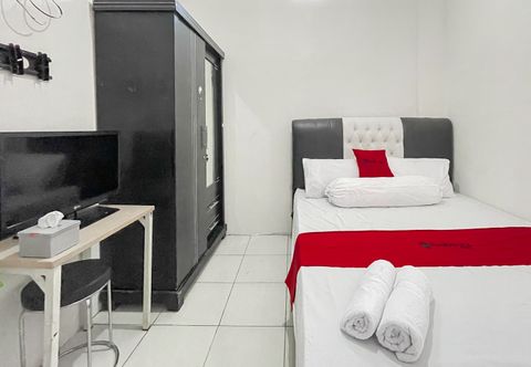 Phòng ngủ RedDoorz near Karawang Central Plaza