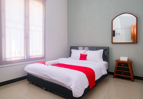 Bedroom RedDoorz near Majapahit Semarang