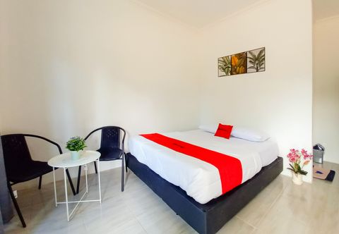 Bedroom RedDoorz Syariah near Jamtos Lorong Hamba