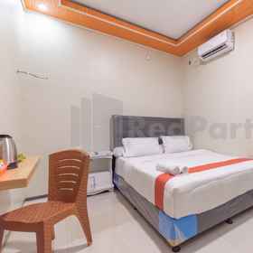 Bedroom 1 Rifal Inn Mitra RedDoorz, Hotel Tegal