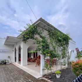 Exterior / Building 1 RedDoorz Syariah near AMIKOM Purwokerto, Bakmi Nyemek Ayam Goreng Bu Trimo 2 Hotels