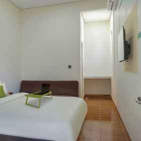 Bedroom 1 Urbanview Hotel Aloevera Pontianak, Hotel Pool Dtrans Pontianak
