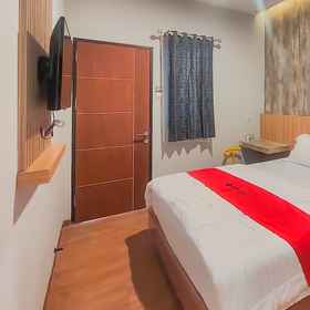 Bedroom 1 RedDoorz Syariah near Gelora Kadrie Oening Samarinda, Banjar Fried Chicken Hotels