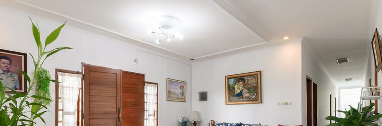 Lobby RedDoorz near Trans Studio Mall Cibubur