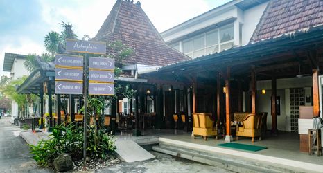 Exterior 2 Urbanview Hotel Syariah Astungkara Space Sleman by RedDoorz