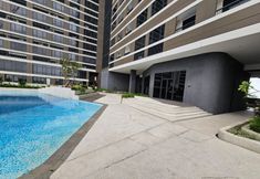 สระว่ายน้ำ 7 Collins Boulevard Apartement By LiviRooms Tangerang