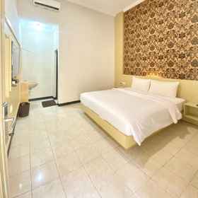 Bedroom 1 El Rio Alun-Alun Tegal Hotel by Sajiwa, SMK Negeri 1 Dukuhturi Hotels