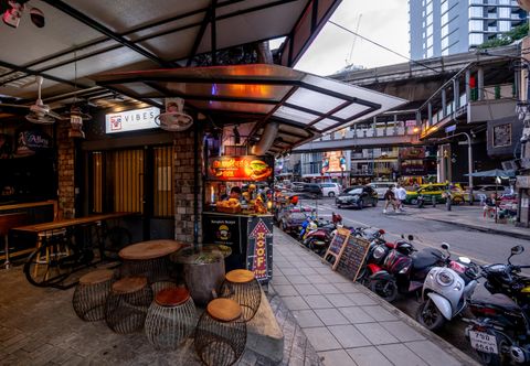 Exterior Vibes Hostel Bangkok