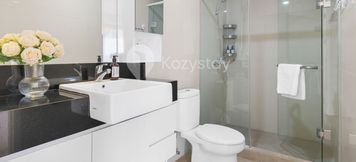 Bilik Mandi dalam Bilik 6 Mandala by Kozystay