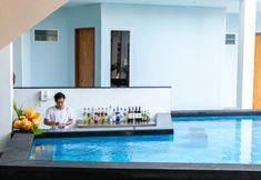 Kolam Renang 5 Coco & Pineapple Pants Hostel