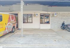 外部的 6 RedDoorz @ Anjasmoro Guest House near Bandara Ahmad Yani Semarang