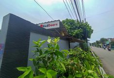 ภายนอกอาคาร 6 RedDoorz @ Penginapan Hello Pacitan