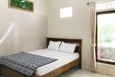 Bedroom Villa Bunga Guest House RedPartner