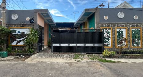 Luar Bangunan 2 Raysha Luxury Guest House Mitra RedDoorz