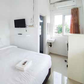 Bedroom 1 RedDoorz near Big Mall Samarinda, Banjar Fried Chicken Hotels