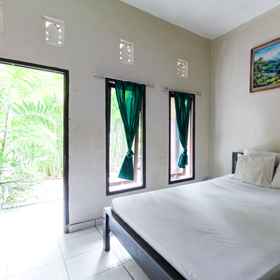 Bedroom 1 RedDoorz @ Saren Anyar Homestay Lukluk, Chicken Crush (Ayam Geprek) Mengwi Hotels