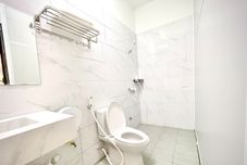 In-room Bathroom Lee Homestay Hanoi