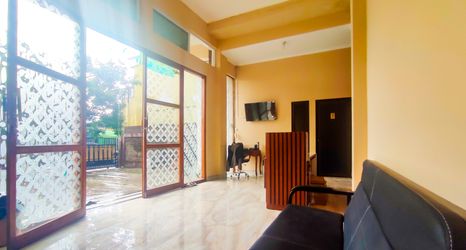 Lobby 2 Griya Poerwoto Syariah near Pasar Klewer Solo RedPartner