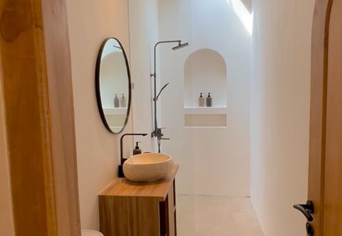 ห้องน้ำภายในห้อง ARRASTAY Jogja - Tropical Private Villa