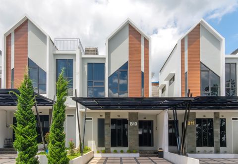 Exterior TwoSpaces Living at BSB Villa Maharaja, Malang