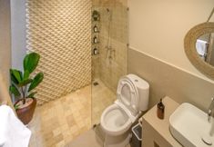 In-room Bathroom 6 La Paz | 2BR Aesthetic Boho Villa | Center Canggu