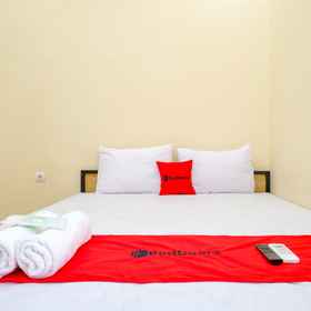 Bedroom 1 RedDoorz near Monjali 4 Yogyakarta, Hosel Bistro & Driving Range Hotels