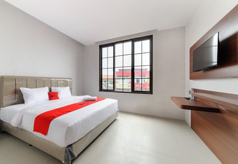 Bedroom RedDoorz Plus Near Kebun Raya Bogor