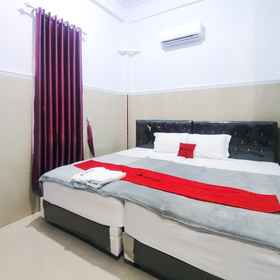 Bedroom 1 RedDoorz @ Bangkalan, Pasar Oro Hotels
