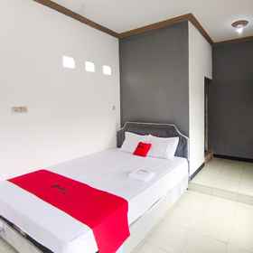 Bedroom 1 RedDoorz @ Brawijaya Central Kampung Inggris, Bagas Cushion 酒店
