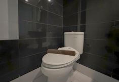 In-room Bathroom 7 Cozy and Minimalist Studio at The Square Surabaya Apartment By Travelio
