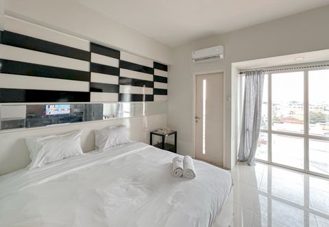 Bedroom Cozy and Minimalist Studio at The Square Surabaya Apartment By Travelio