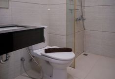 客室内バスルーム 6 Good Deal Studio Apartment at Brooklyn Alam Sutera By Travelio