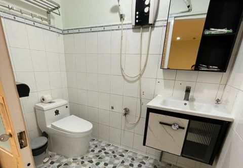 In-room Bathroom Crowne Hotel Pham Ngu Lao