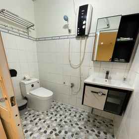 Bathroom 1 โรงแรม Crowne Pham Ngu Lao, โรงแรม & ที่พัก Nhà hát Cải lương Trần Hữu Trang