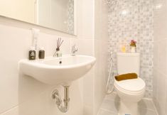 Toilet Kamar 6 Enjoy Living and Minimalist Studio at Tokyo Riverside PIK 2 Apartment By Travelio