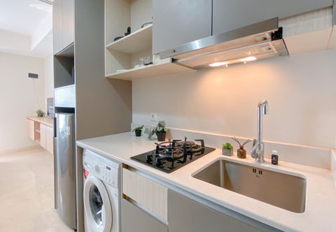 Common Space New Furnished Studio Apartment at Gold Coast By Travelio
