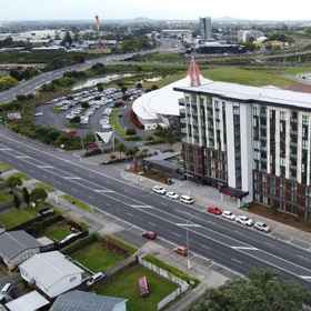 Exterior / Building 1 ラマダスイーツバイウィンダムオークランドマヌカウパシフィックセンター, キャンベルズ ベイ ホテル