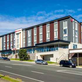 Exterior / Building 1 Ramada Suites by Wyndham Albany, Waiau Beach Hotels