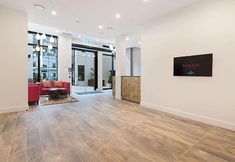 로비 6 Ramada Suites By Wyndham Victoria Street West