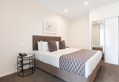 침실 2 Ramada Suites By Wyndham Victoria Street West